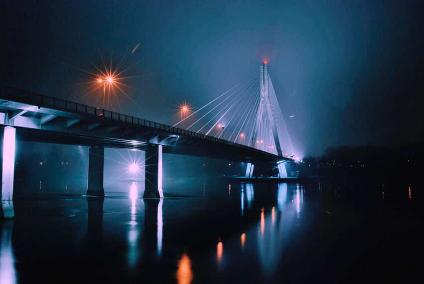 most oświetlony nocą