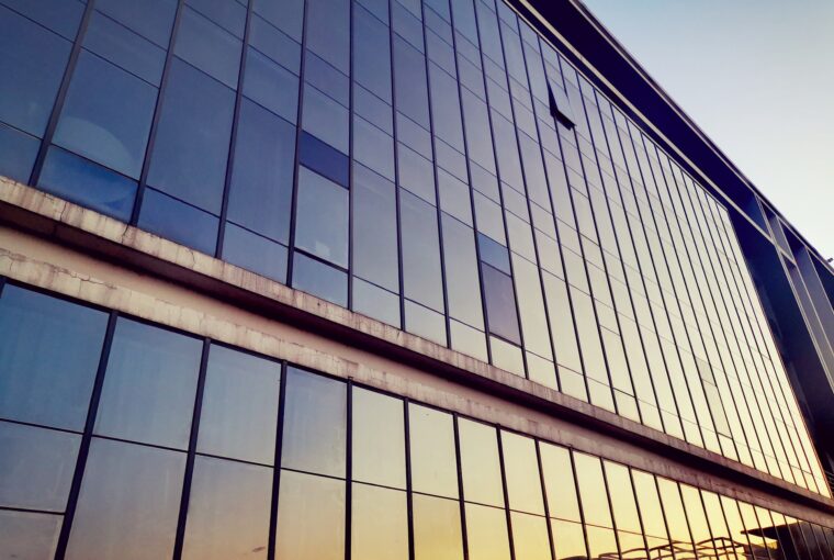 szklana elewacja budynku