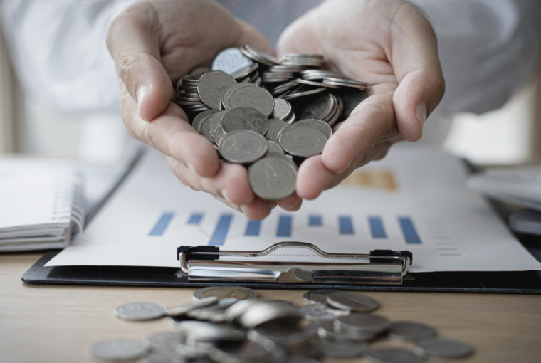 monety wysypujące się z rąk