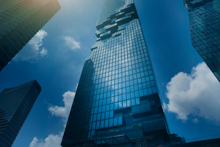 niebo odbijające się w szklanej elewacji wieżowca