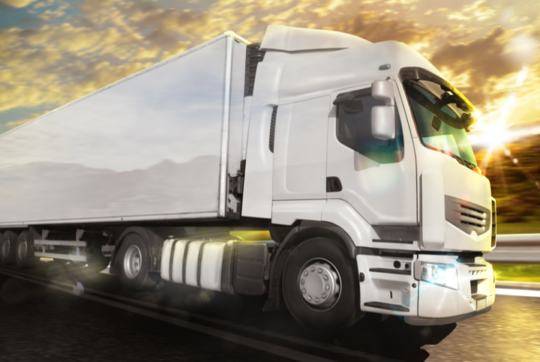 biała ciężarówka w trasie