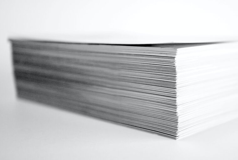 stos białych teczek